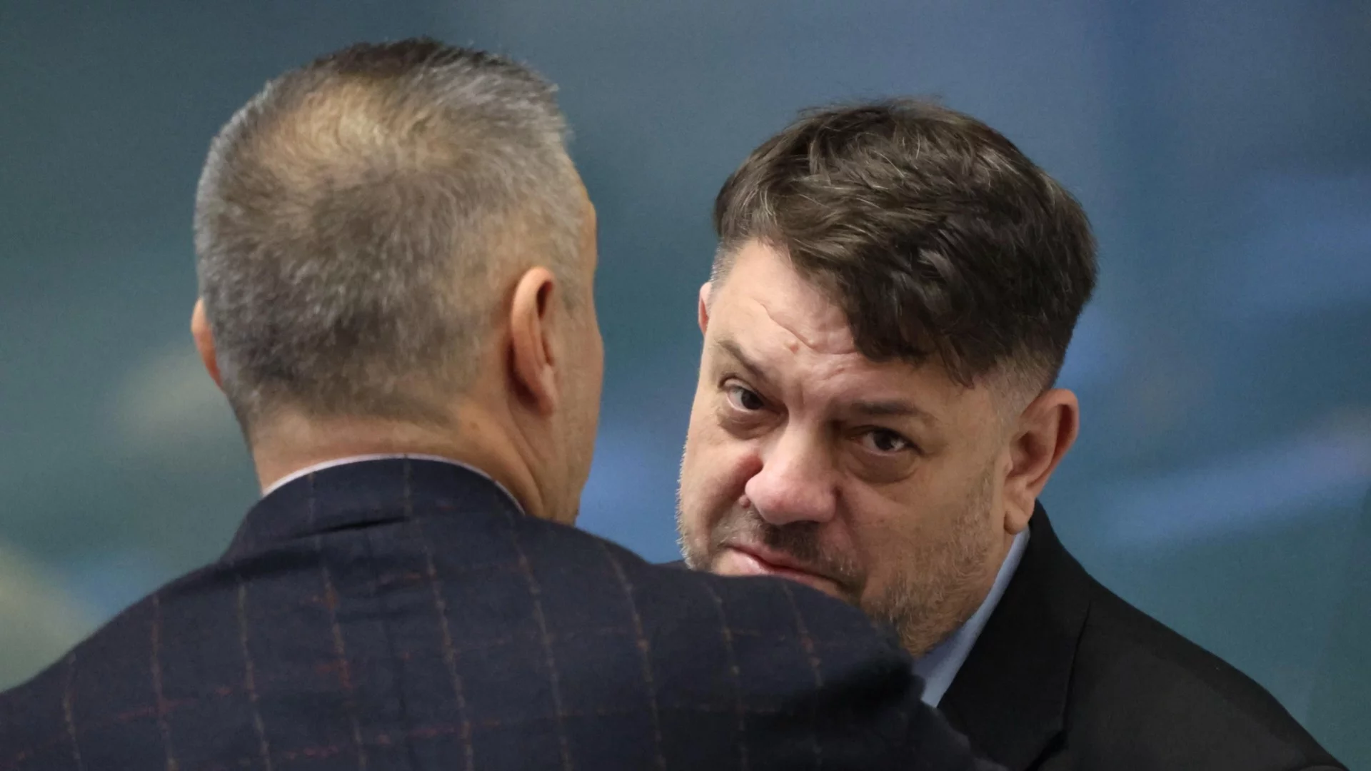 Вицепремиерът Зафиров лично щял да подкара багера, с който ще се събарят незаконни постройки в "Елените"