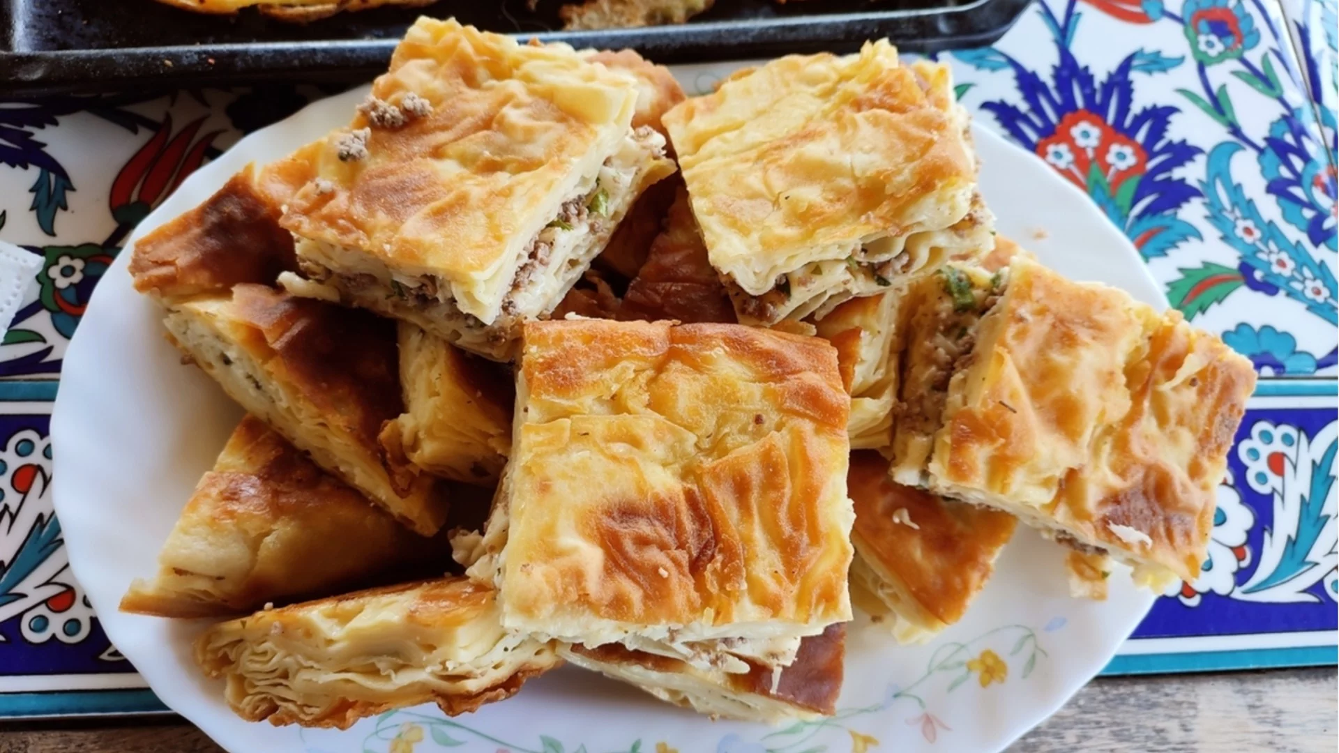 Какво е баница с шунка - перфектното мезе за зимата