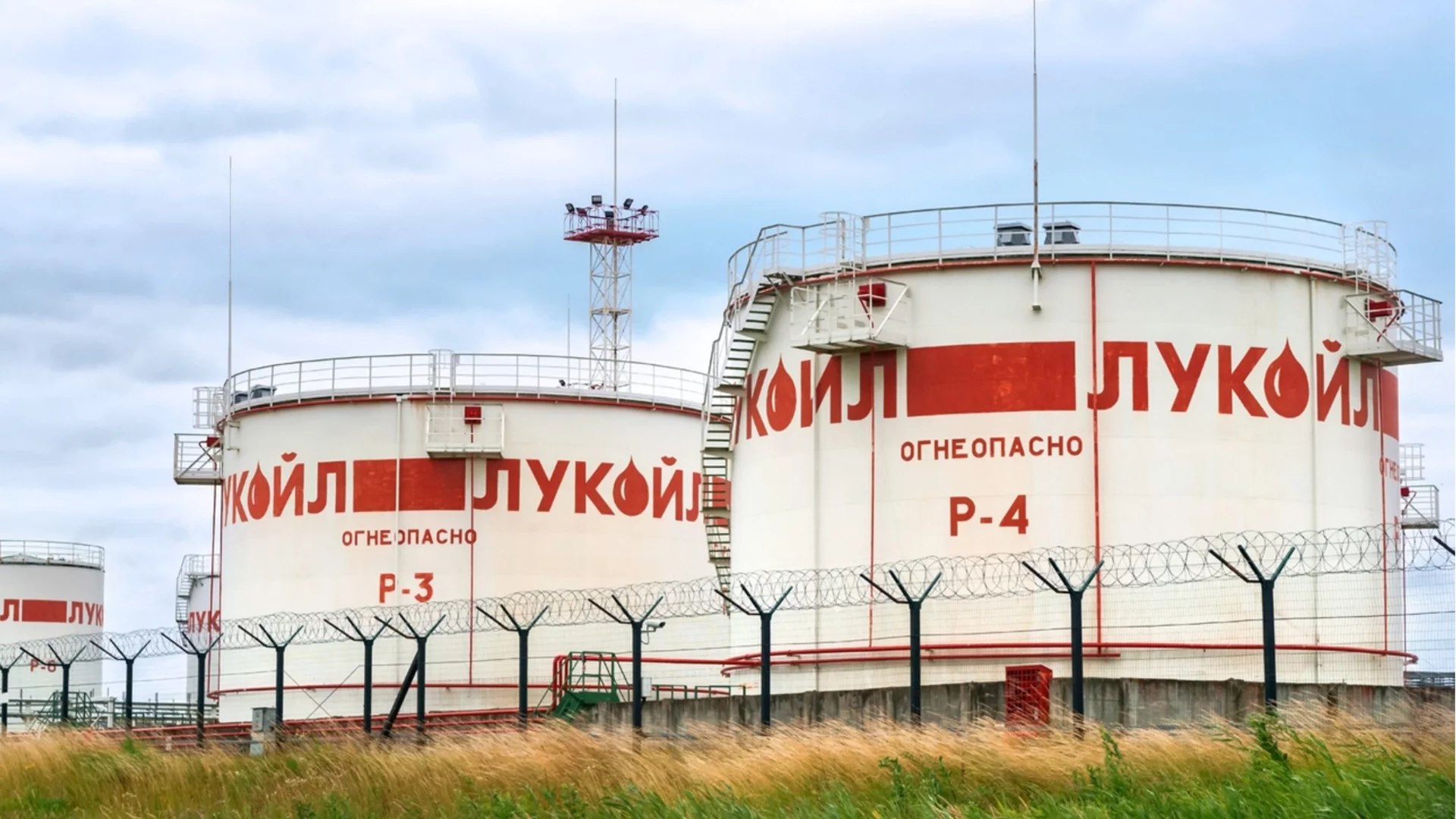 Продава ли се "Лукойл": Енергийният министър коментира