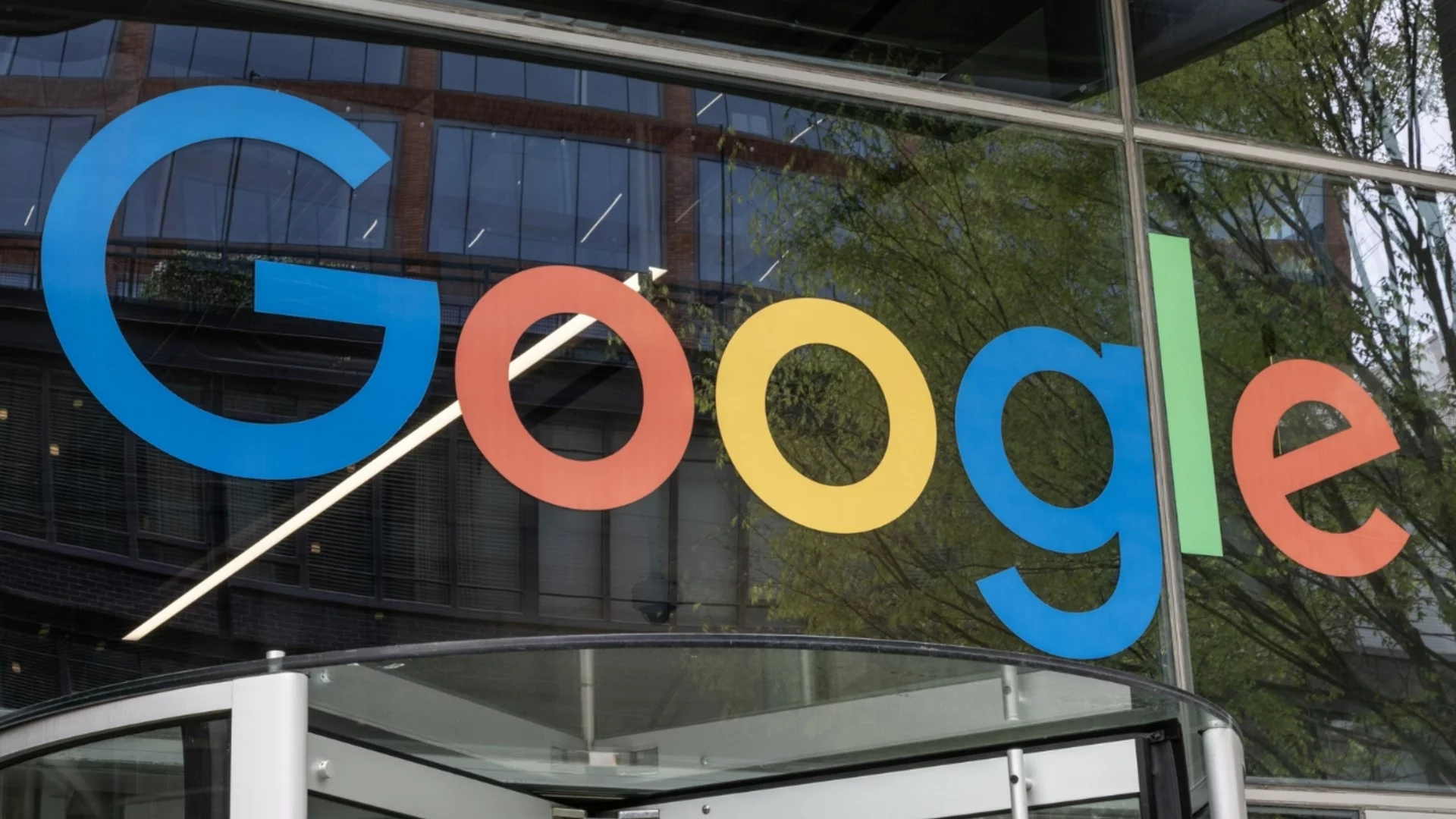 Google ще инвестира 15 милиарда долара в Индия за изкуствен интелект