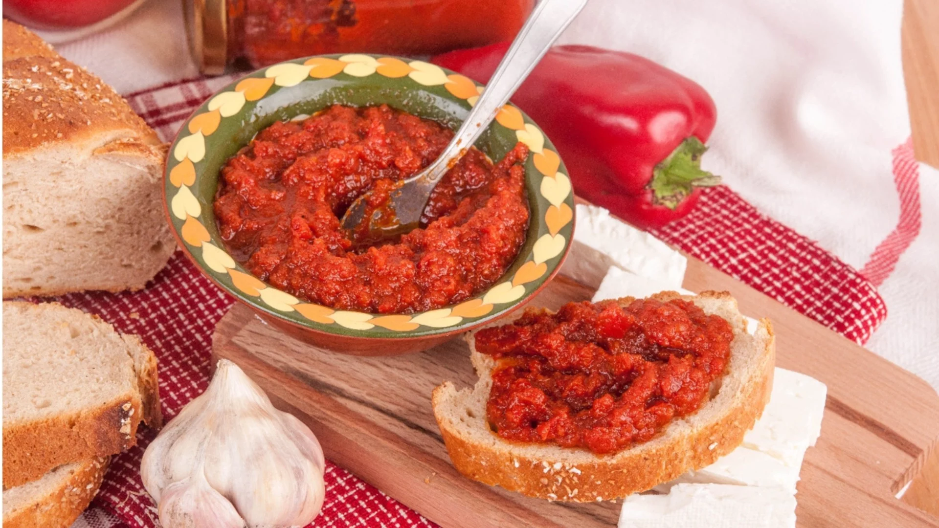 Как се приготвя известната македонска лютеница - на вкус е почти като нашата