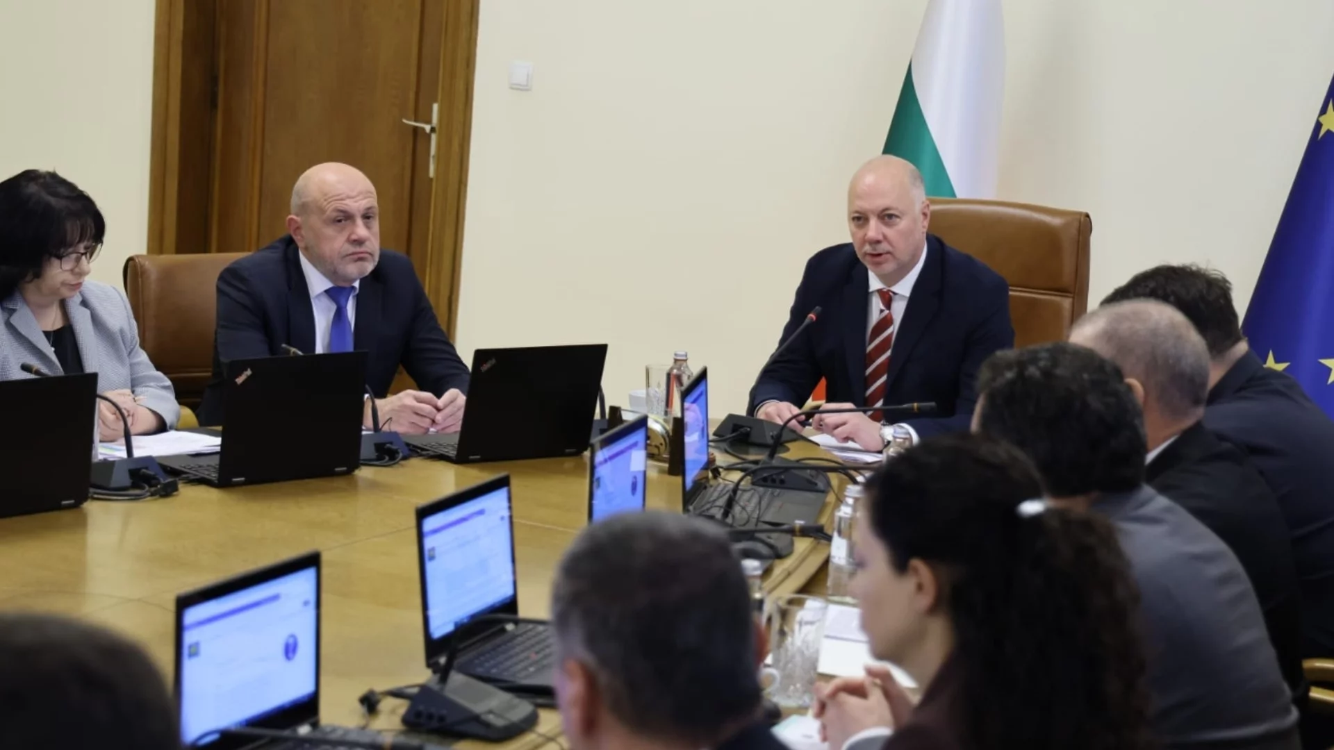 Буря в рая: Желязков отмени правителственото заседание