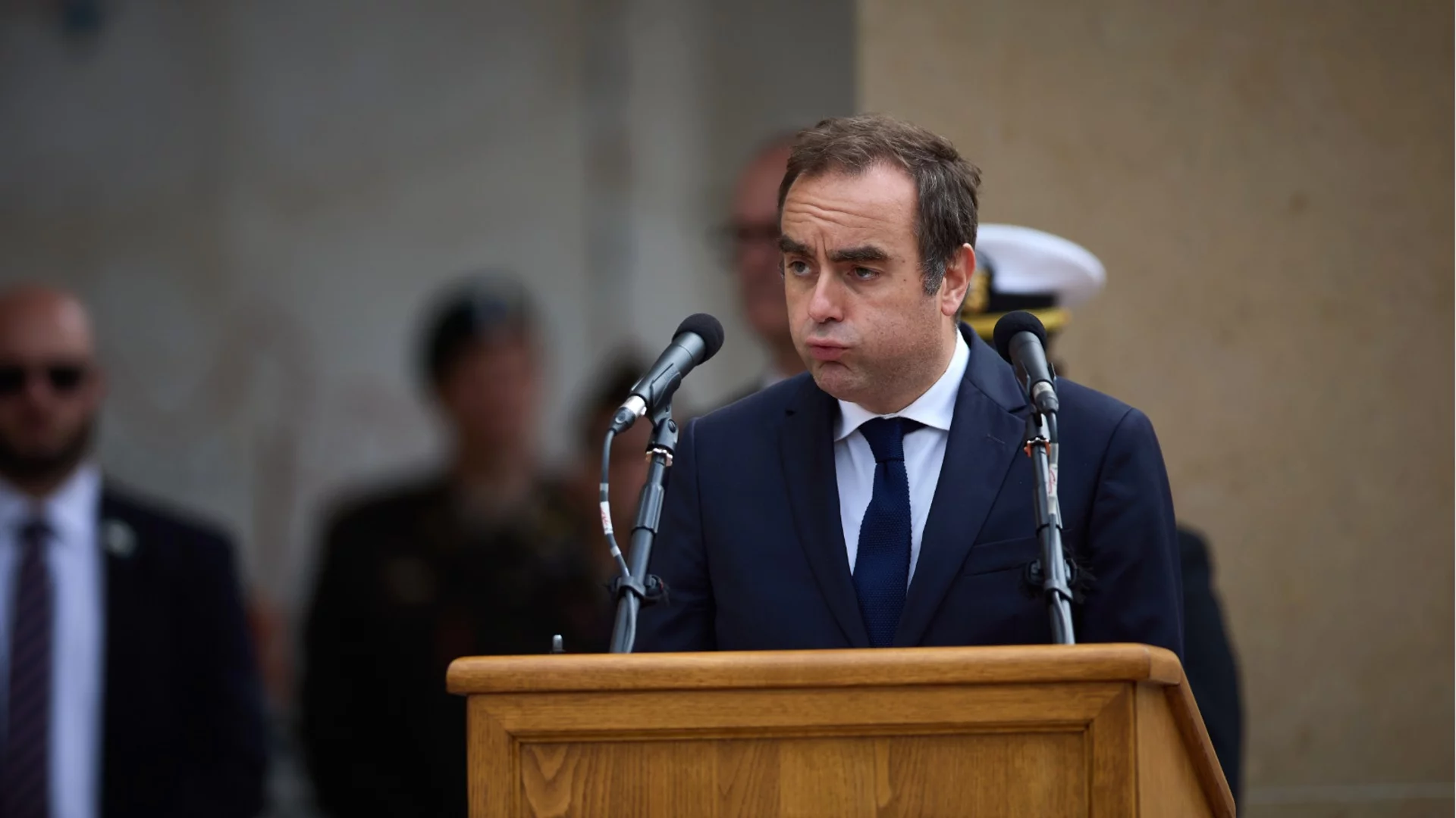 Френският премиер Себастиан Льокорню внася амбициозен бюджет