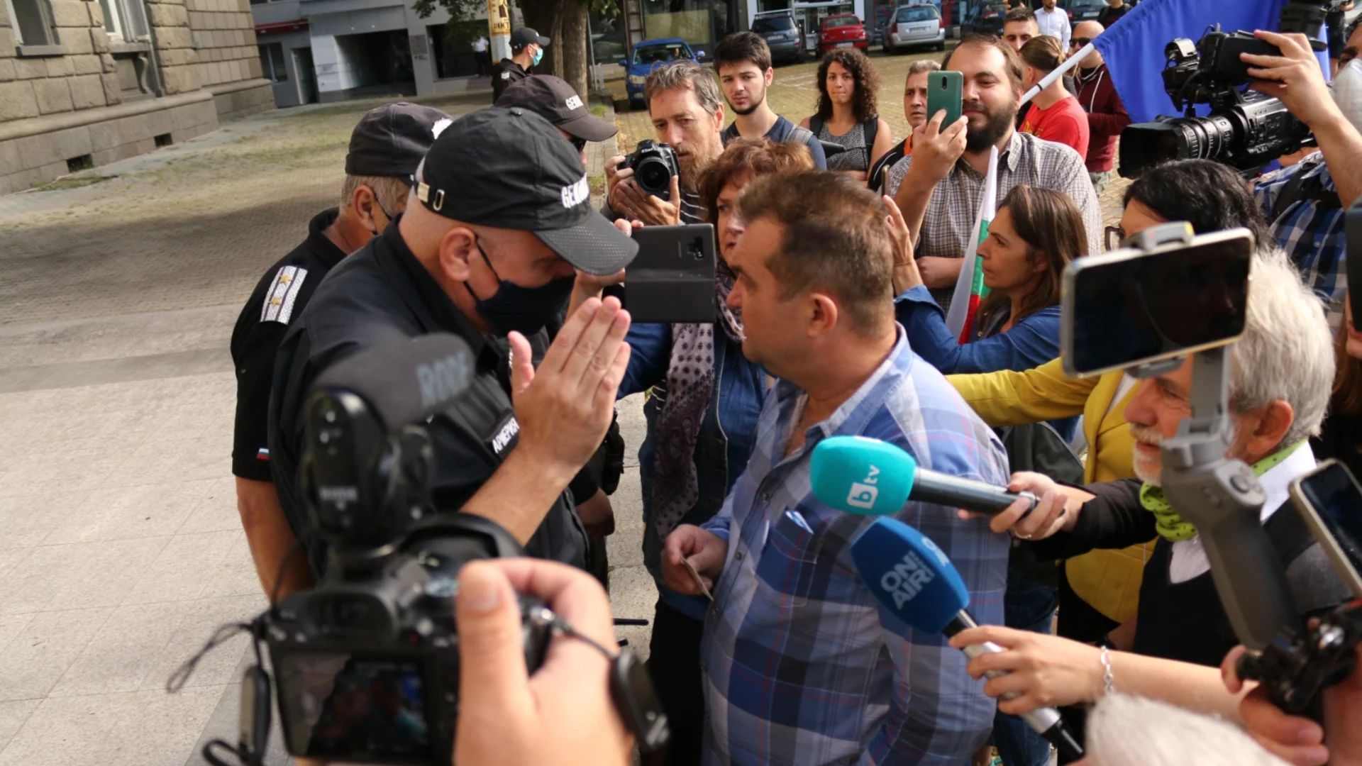 Под надслов "Боклук за боклука": От БОЕЦ обърнаха контейнери с отпадъци пред МВР (ВИДЕО)