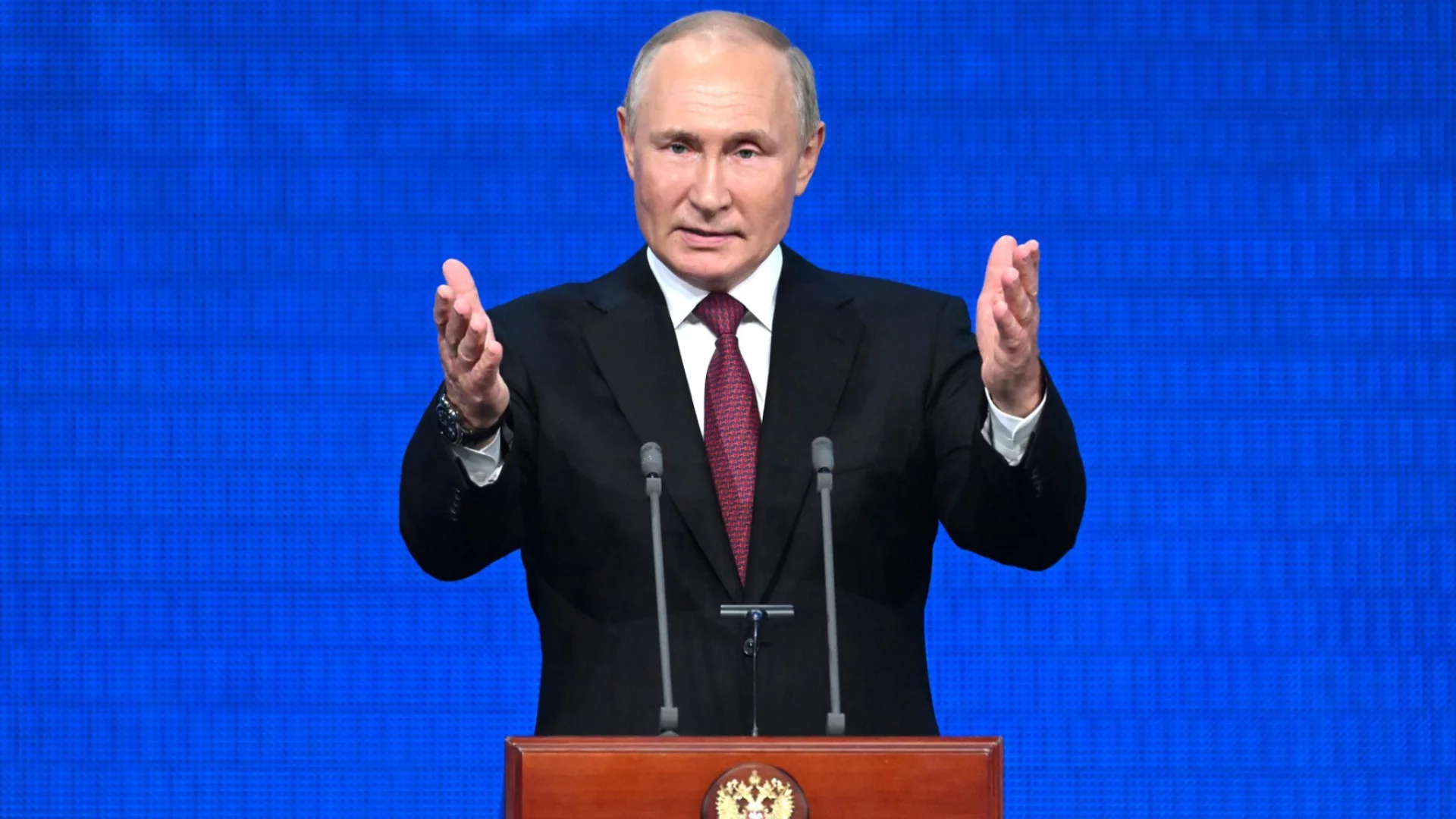 Тълпа млади руснаци предизвика режима на Путин: С антивоенни песни (ВИДЕО)