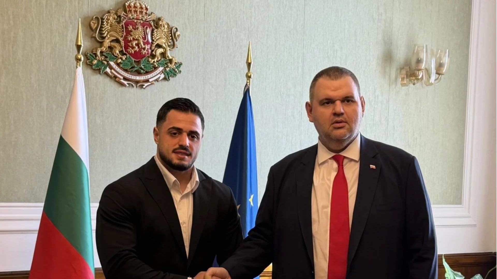 Карлос Насар се снима под герба с Пеевски