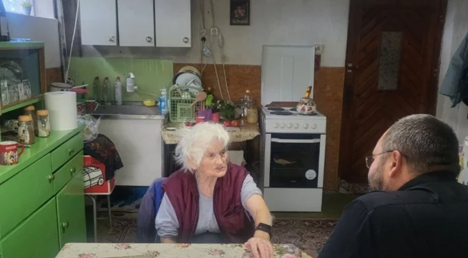 „Умни“ гривни за самотни възрастни хора в община Кюстендил