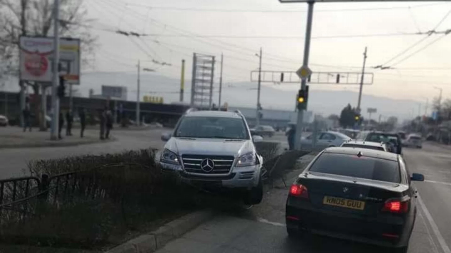 Затворена улица в Пловдив: Бус и такси се сблъскаха
