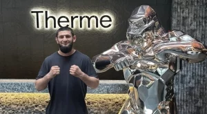 UFC шампионът Хамзат Чимаев релаксира в петзвездния Grand Hotel Therme, докато работи по нов филмов проект