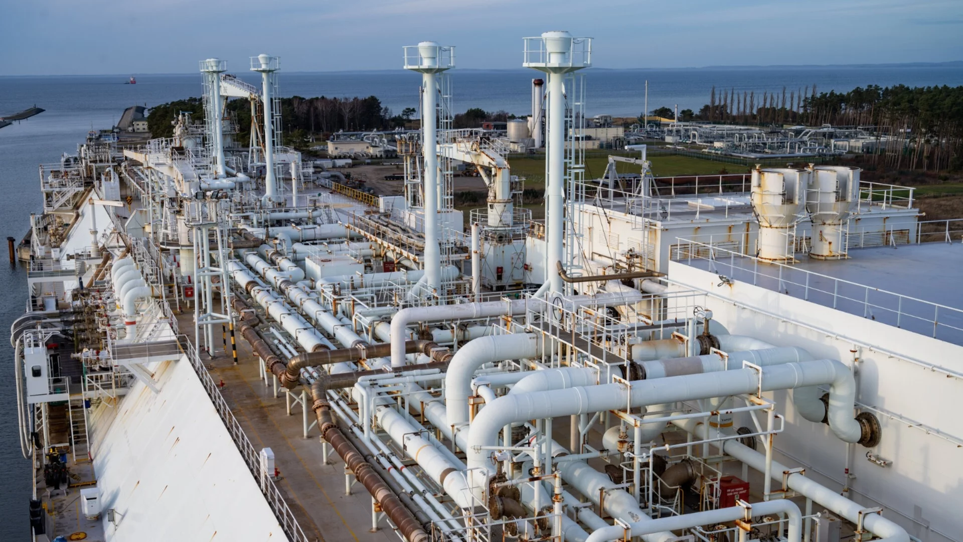 Стана ясно кои компании ще доставят втечнен природен газ за България през зимата