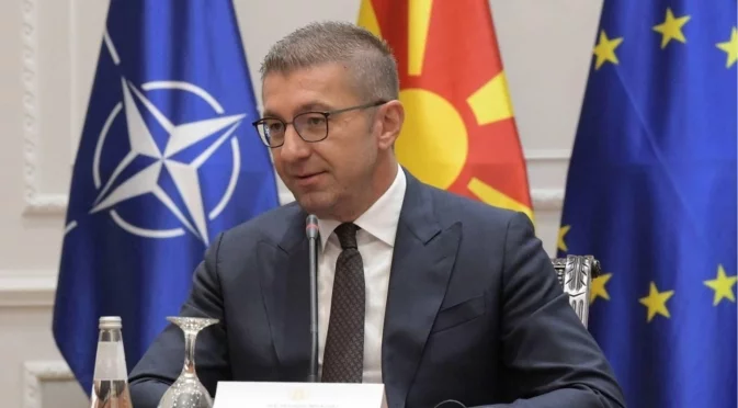 Мицкоски обеща: Докато е премиер, няма да впише българите в конституцията