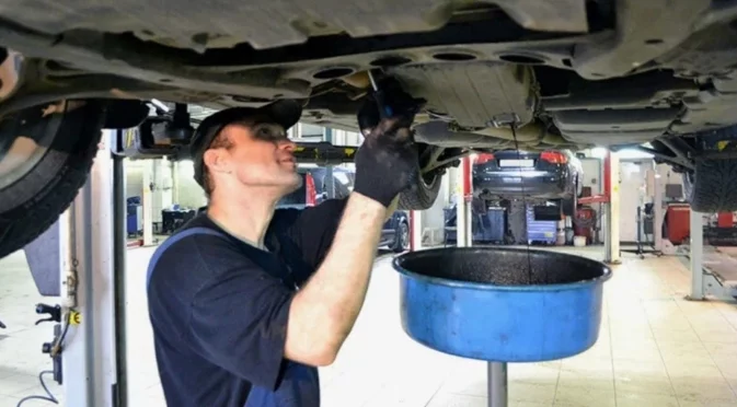 Колко старо масло остава в двигателя след източване и защо е важно да се знае