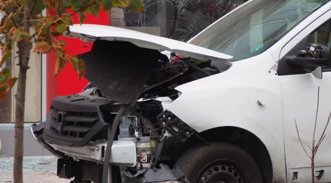 По чудо няма убити: Бомба в колата на водещ италиански журналист (ВИДЕО)