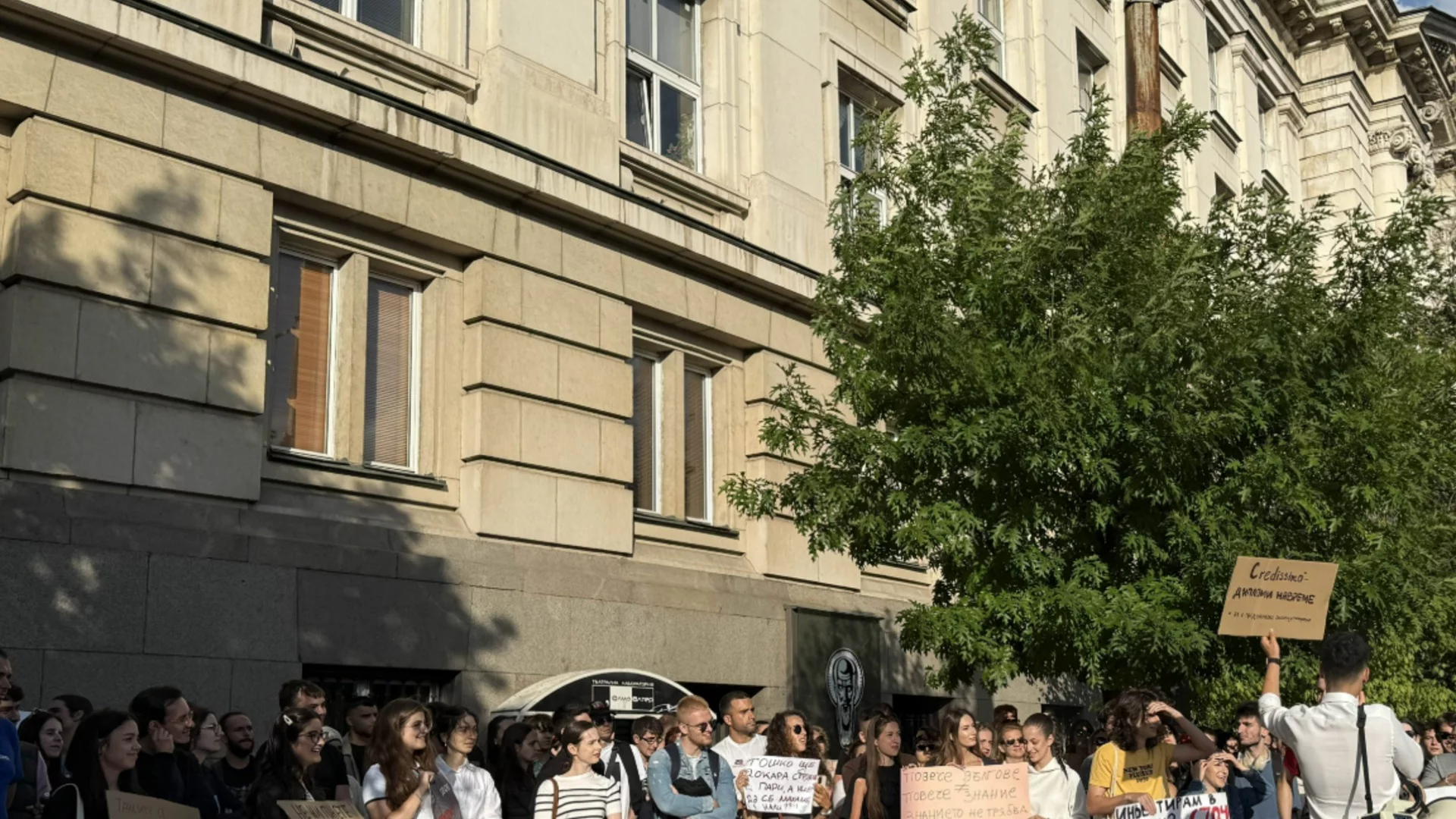 Стана ясно колко българи прекъсват образованието си по финансови причини