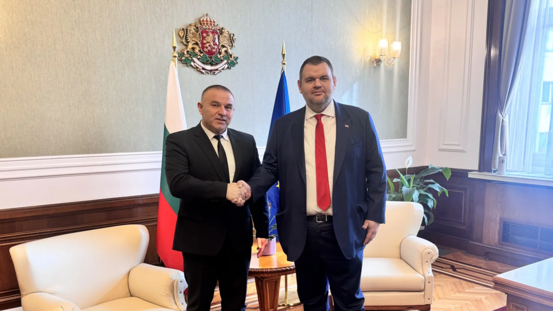 Какво липсва в кабинета на Пеeвски 