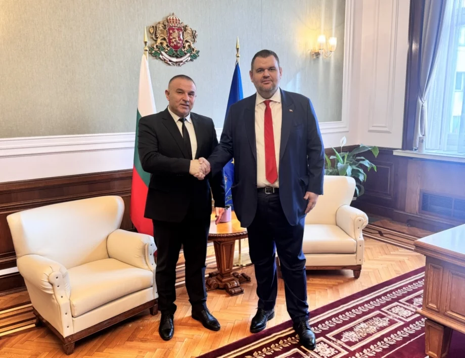 Какво липсва в кабинета на Пеeвски 