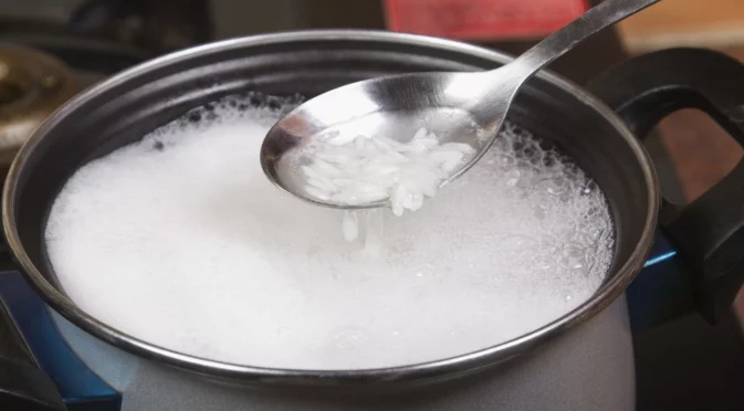 Как правилно да наторите градината с оризова вода