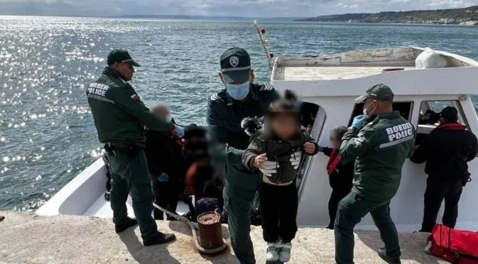 Лодка с мигранти се разби в скалите, има жертви