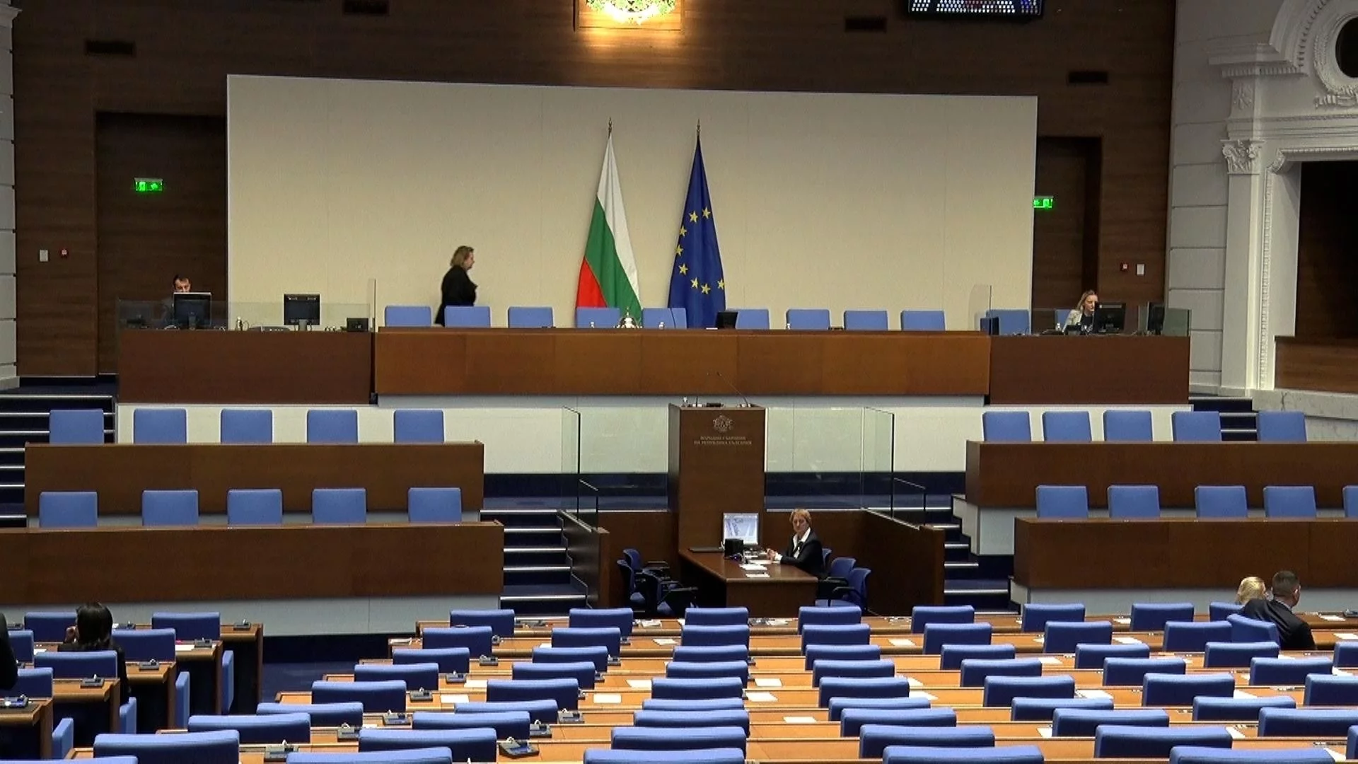 Управляващите продължават бойкота, парламентът блокиран трети ден