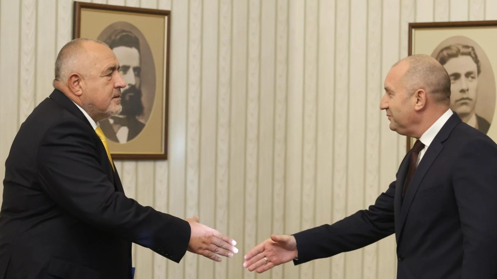 "Президентът ползва перфектната буря, която другите двама му създават": Ходовете и изборите занапред