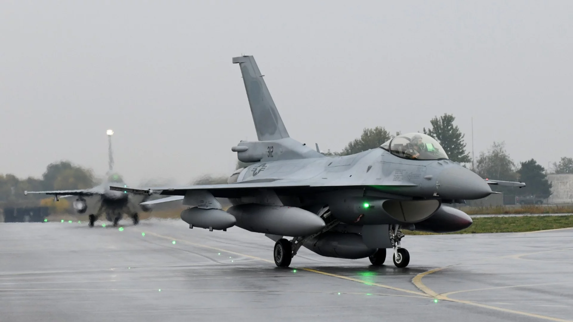 Ерата на бойната авиация: Още два F-16 пристигаха у нас (СНИМКИ)