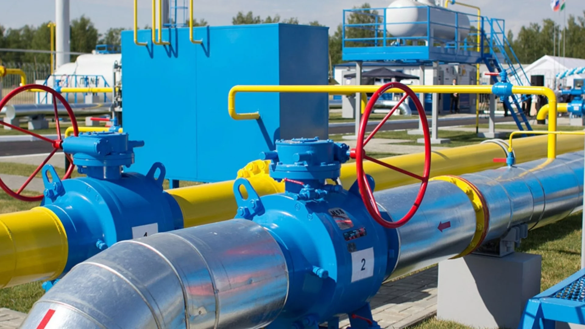 Тежки щети: Удареният с дрон завод в Русия спря преработката на газ от Казахстан