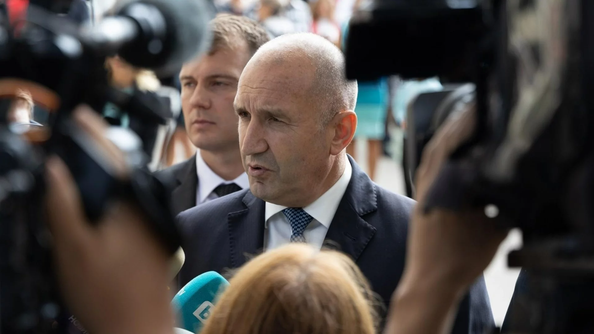 Румен Радев посрещна унгарския президент с личния си автомобил 