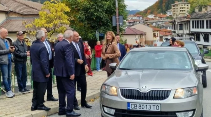 Румен Радев посрещна унгарския президент с личния си автомобил 