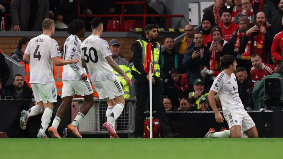 Пропадането продължава! Ливърпул се скъса да пропуска и Манчестър Юнайтед го зашлеви здраво