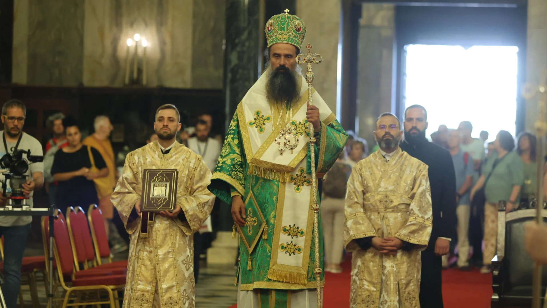 Гняв срещу Синода: Бунт в защита на един свещеник