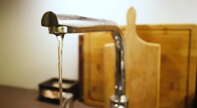 Опасна ли е топлата чешмяна вода в домовете ни? Притеснителни открития и препоръки