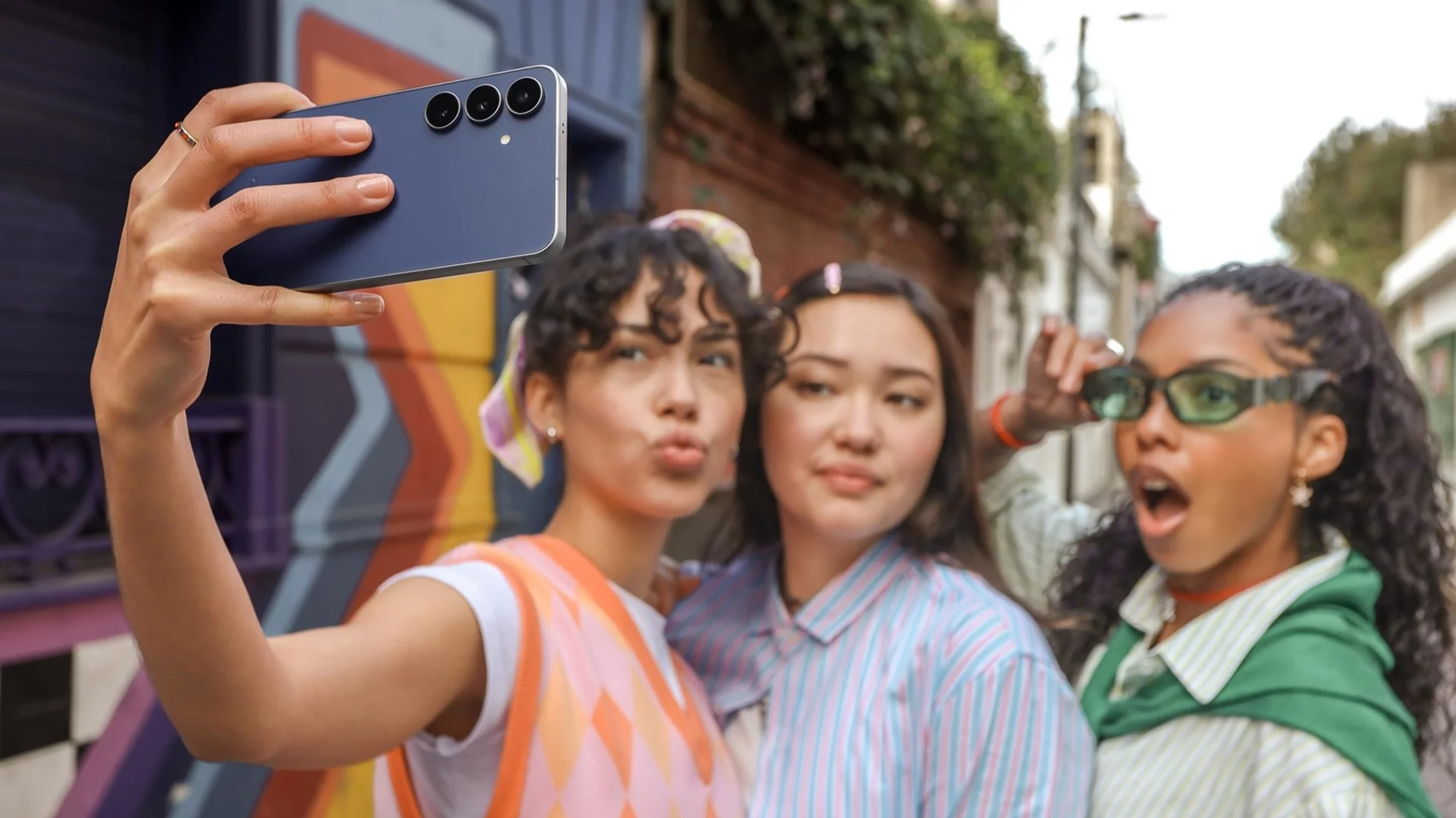 Три Samsung модела, три начина да бъдеш смарт