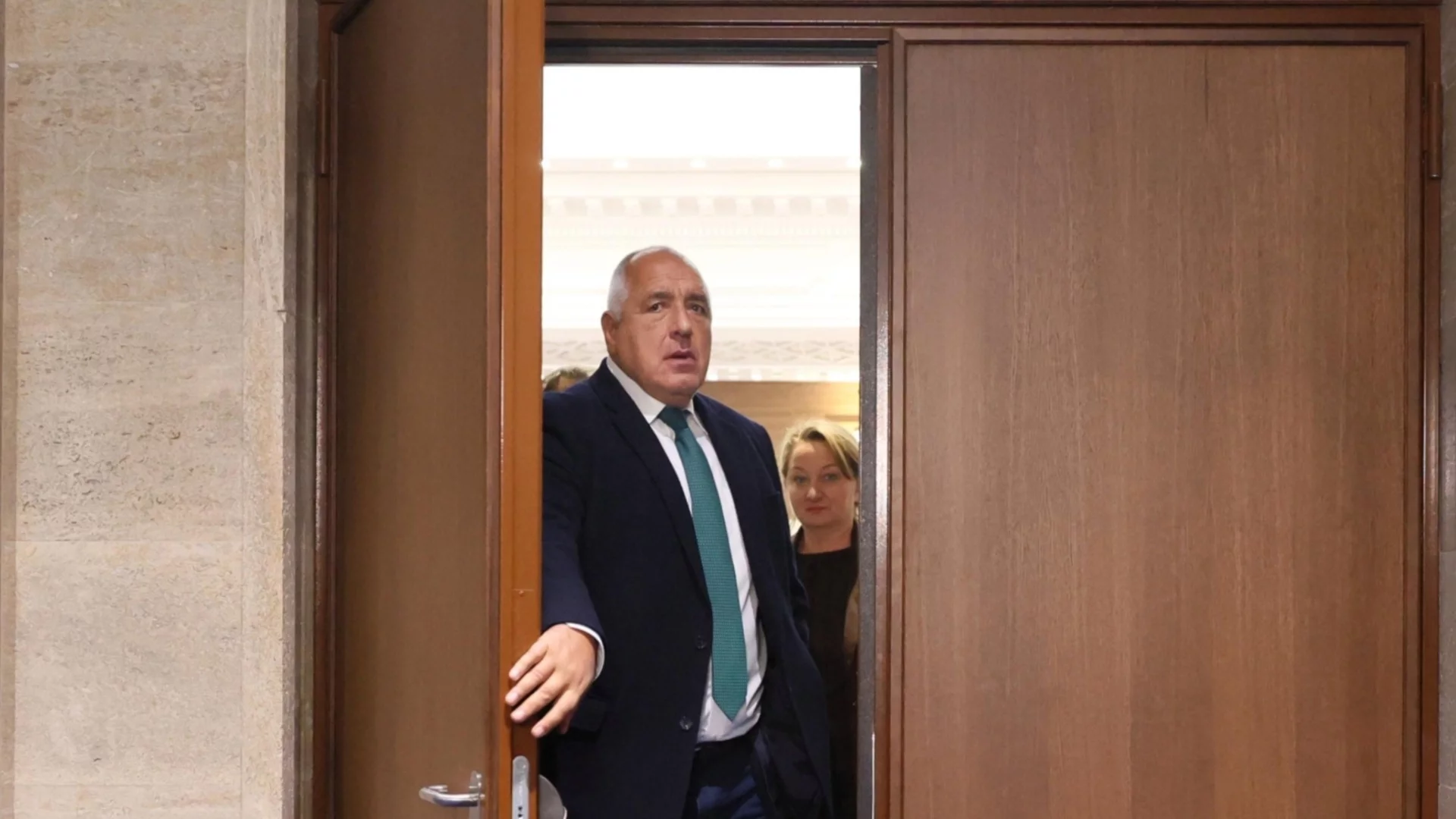 Борисов се разсърди, но бързо му мина: Разсейва се от "въпроси в ухото" (ВИДЕО)
