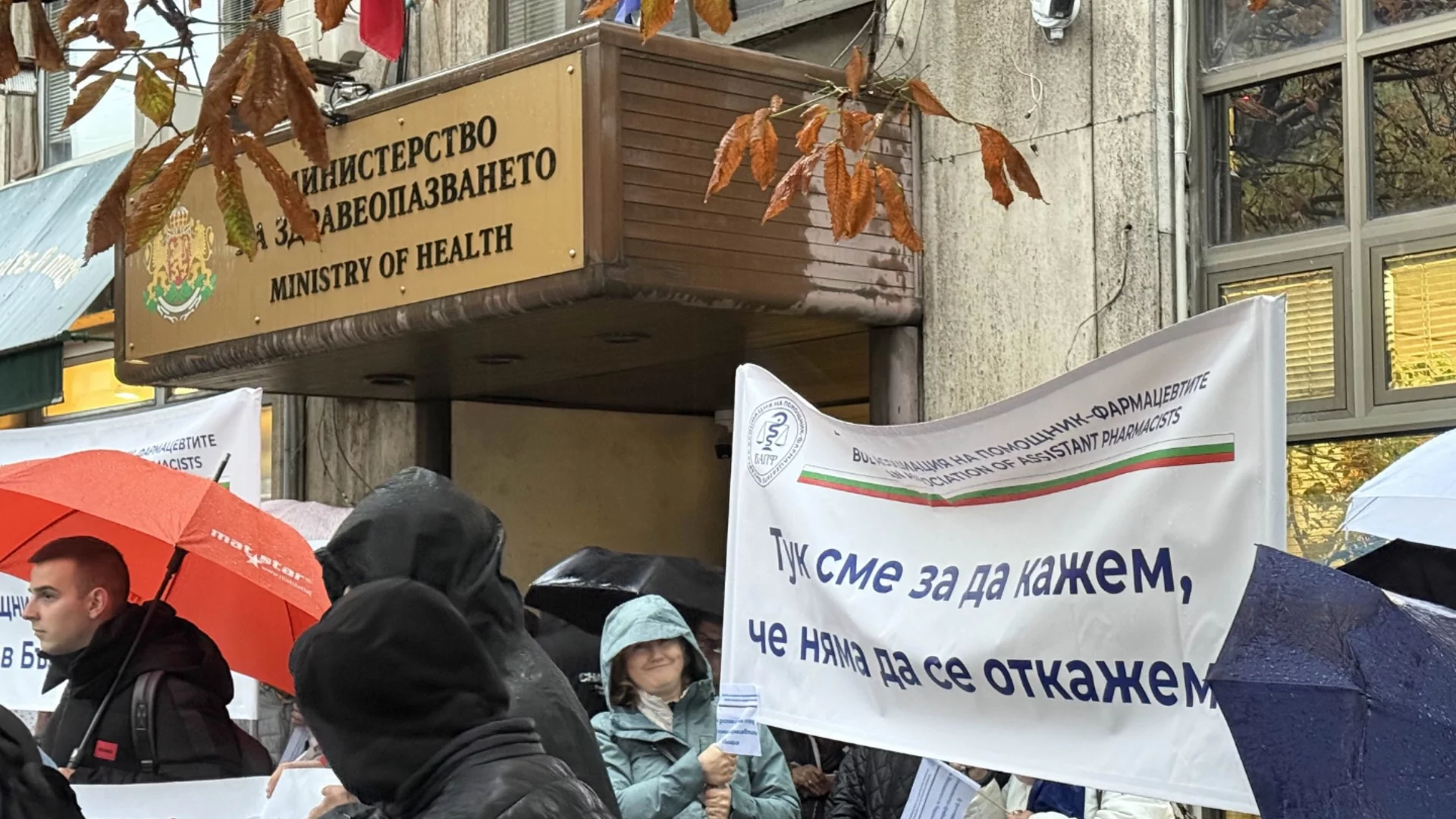 Депутатите се надцакват популистки: Обсъждат три варианта за заплатите на младите лекари