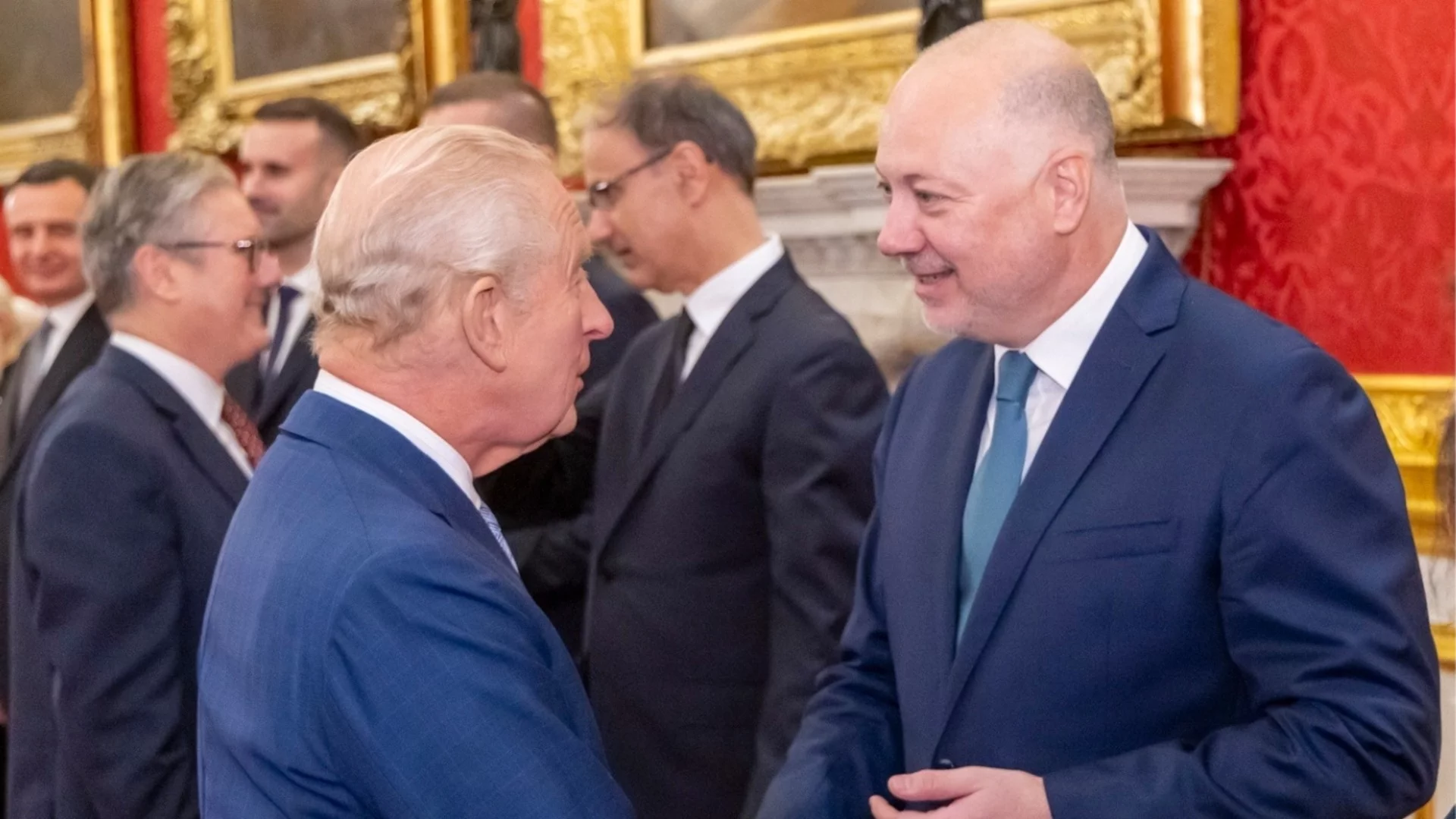 Желязков разговаря с крал Чарлз III, покани го да посети България