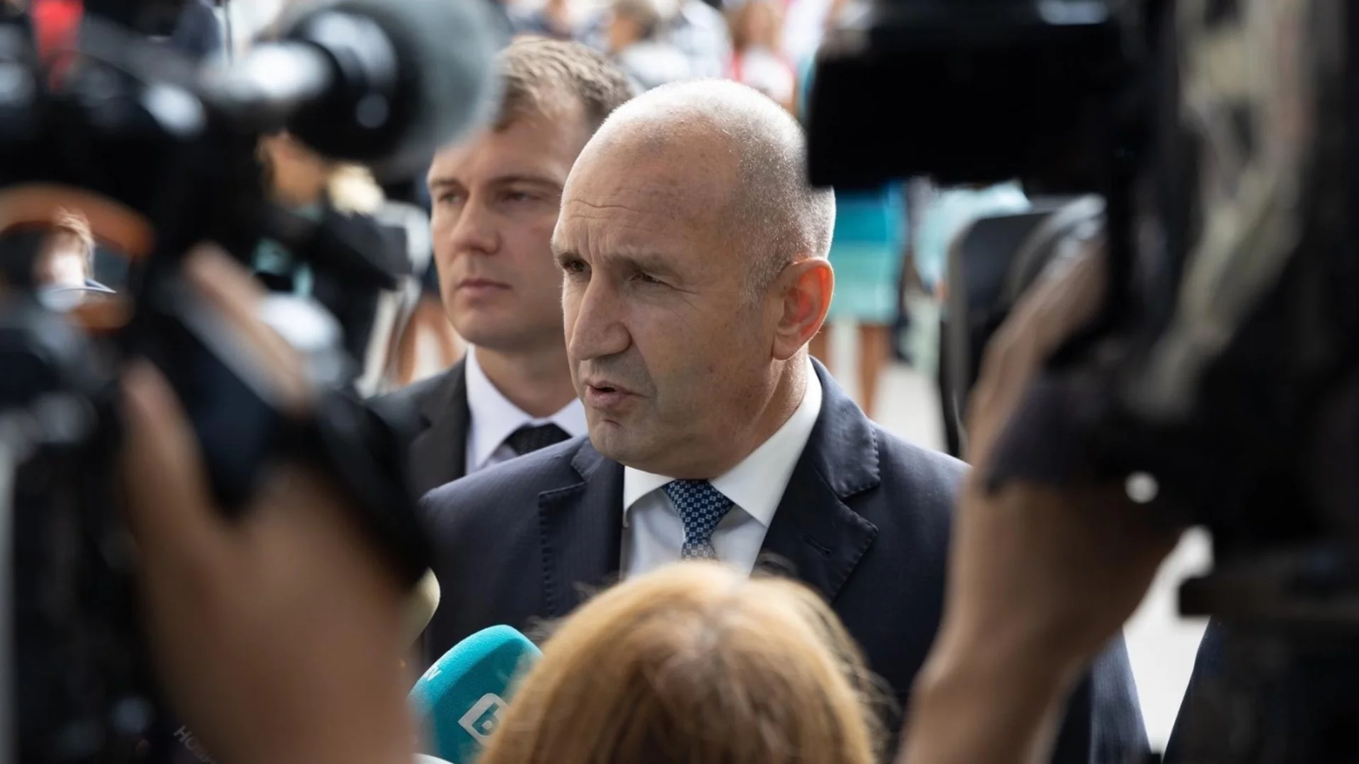 Радев спря с вето два закона, отнемащи му влиянието в разузнаването и подслушването
