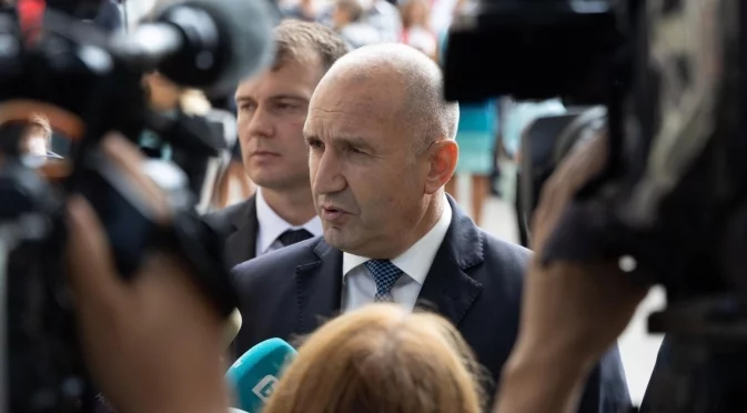 Радев спря с вето два закона, отнемащи му влиянието в разузнаването и подслушването