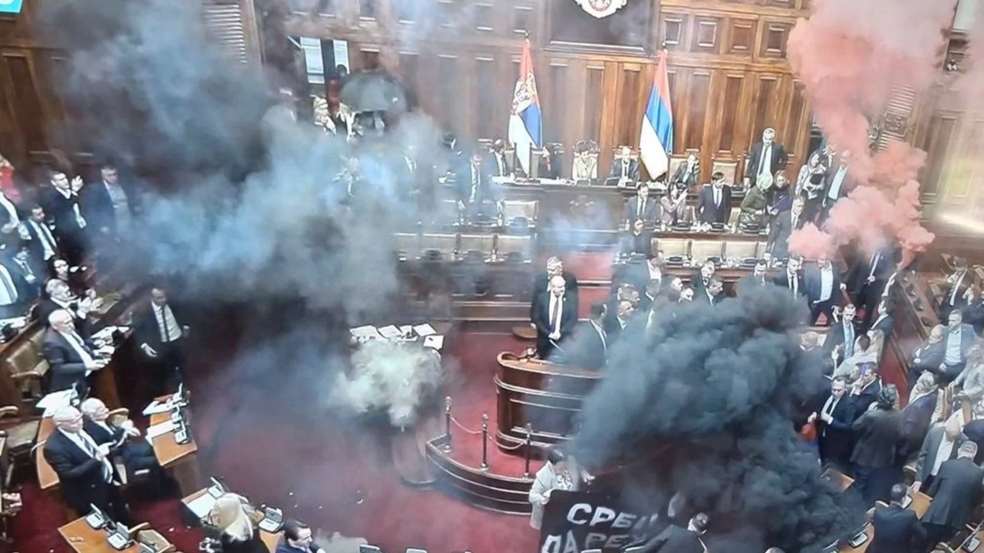 Изстрели и пожар пред парламента в Сърбия (ВИДЕО)
