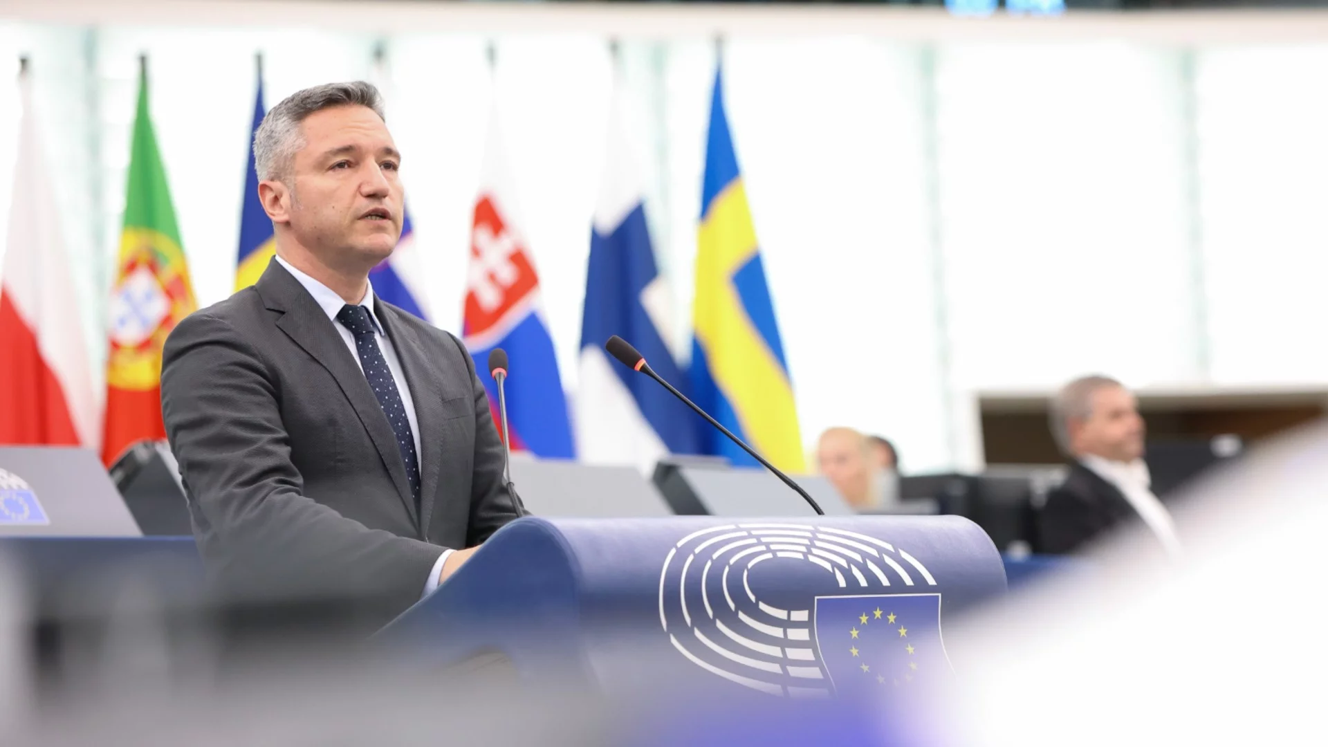 Вигенин: Не кампании срещу България навън, а работа между управляващи и опозиция в София решава проблемите