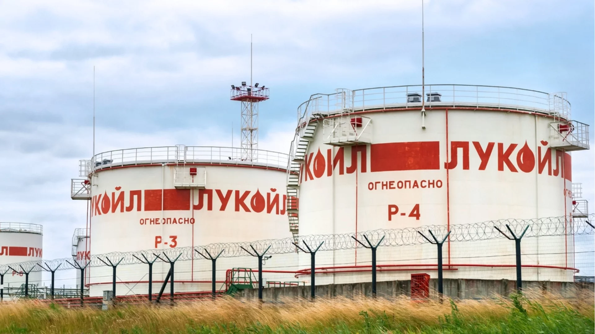 Санкциите на Тръмп срещу "Лукойл" и "Роснефт" промениха рязко цената на петрола