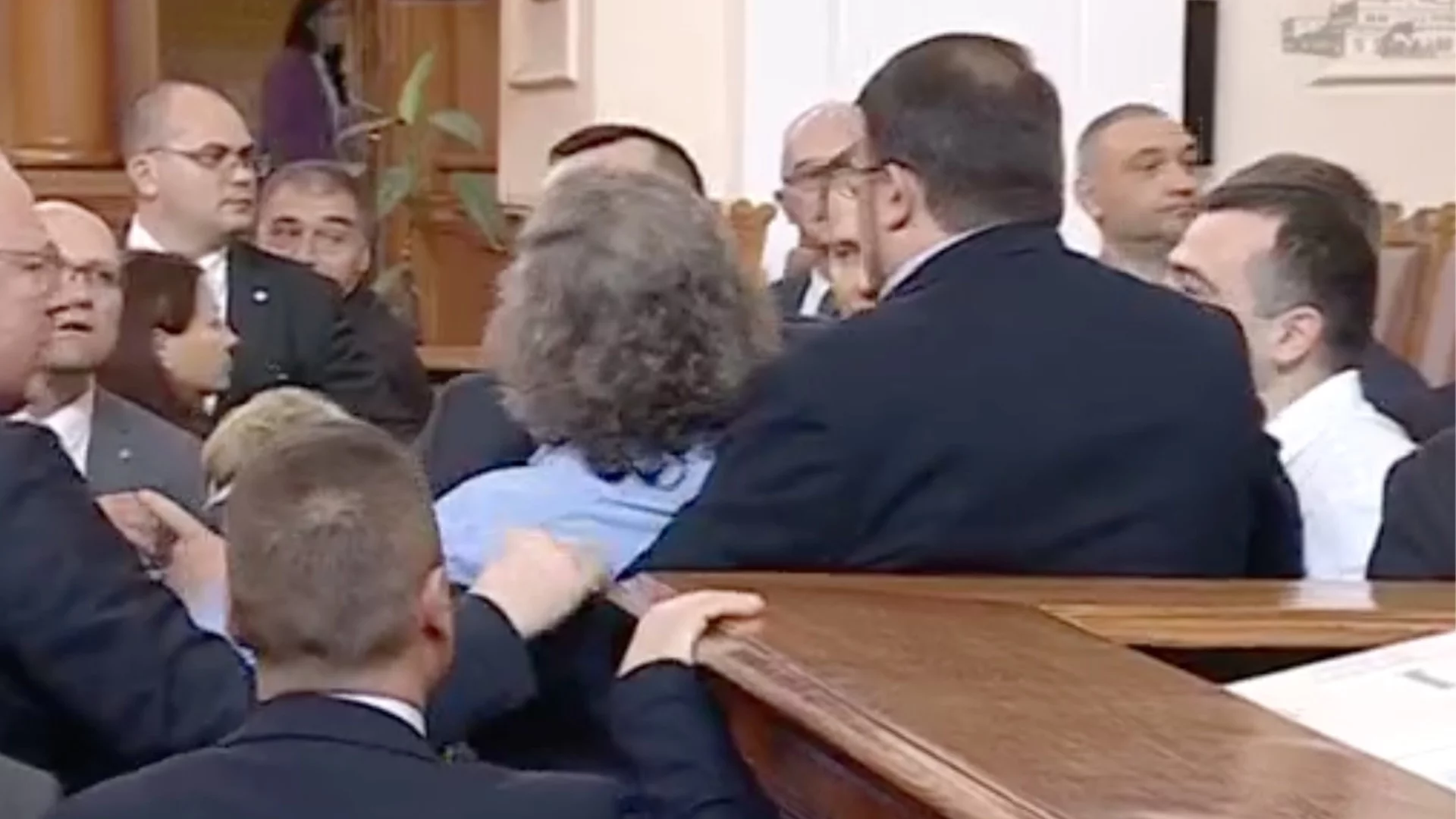 "Възраждане" и "ДПС-Ново начало" на косъм от бой в парламента
