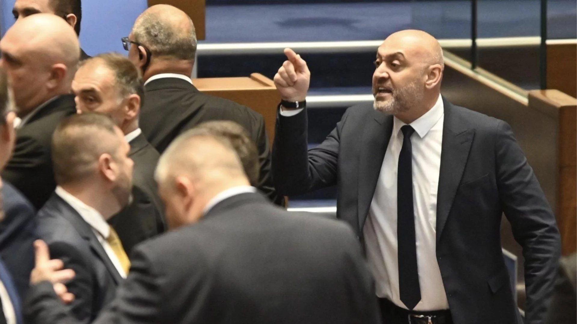 "Възраждане" и "ДПС-Ново начало" на косъм от бой в парламента (СНИМКИ)