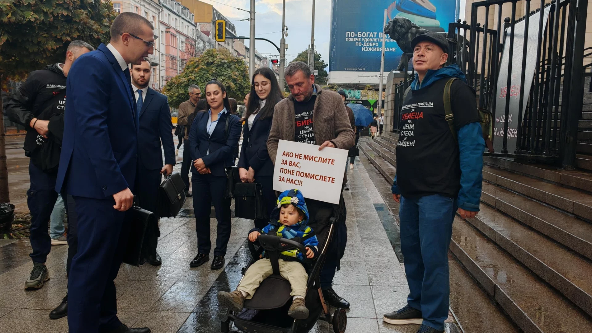 За загинал моторист: Протести пред Съдебната палата (СНИМКИ)