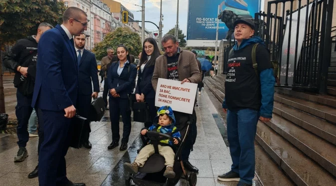 За загинал моторист: Протести пред Съдебната палата (СНИМКИ)