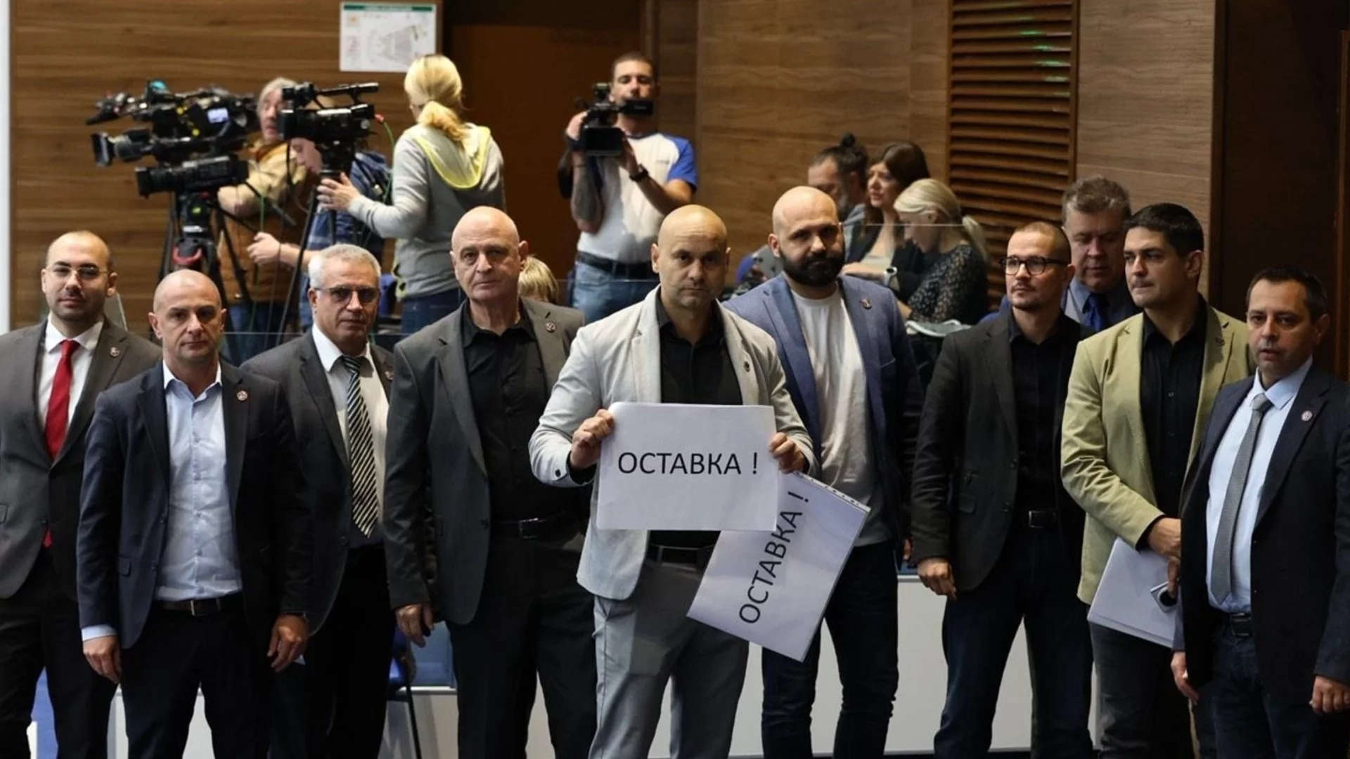 МЕЧ искат оставката на кабинета, прогнозират тежки месеци с цените на горивата
