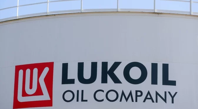 Само за 48 часа: Санкциите на Тръмп струваха милиарди на "Лукойл" и "Роснефт"
