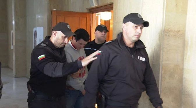 Самоуби се чичото на обвиняемия за тройното убийство