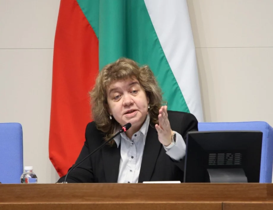 Киселова "с благодарност" си тръгва през декември, председателите на парламента ще се сменят всяка година