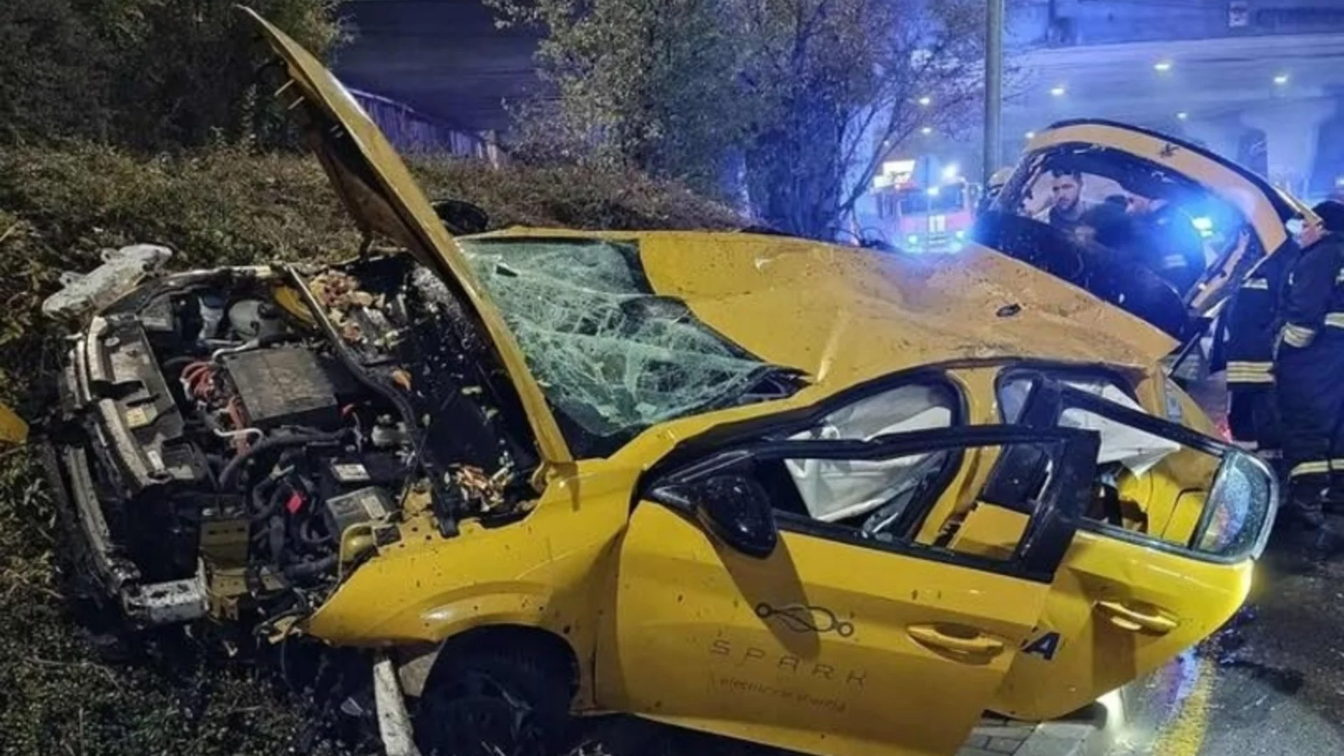 Кола падна от мост на “Цариградско шосе“, има пострадали