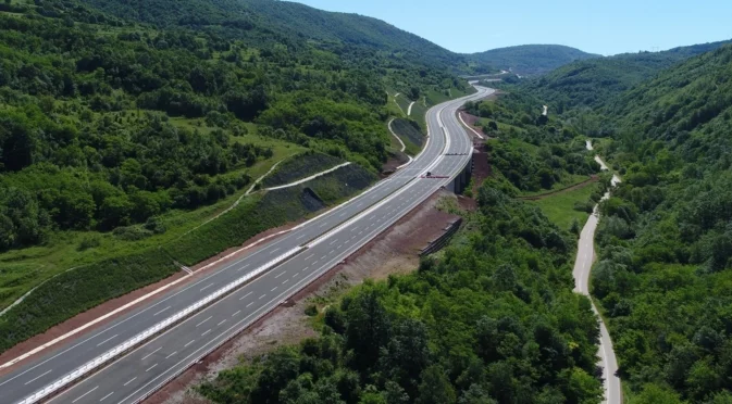 На магистралата: Шофьор кара в обратна посока